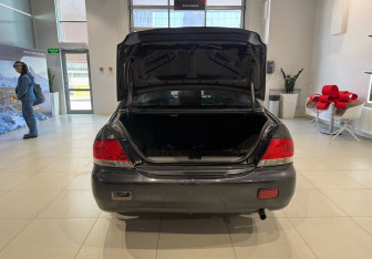 Подержанный автомобиль Mitsubishi Lancer Sedan 2004 года (9 фото)