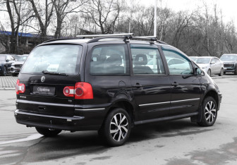 Подержанный автомобиль Volkswagen Sharan 2005 года (5 фото)
