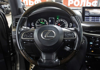 Подержанный автомобиль Lexus LX 2017 года (17 фото)