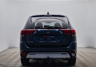 Подержанный автомобиль Mitsubishi Outlander 2021 года (4 фото)