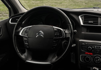 Подержанный автомобиль Citroen C4 Hatchback 2012 года (14 фото)