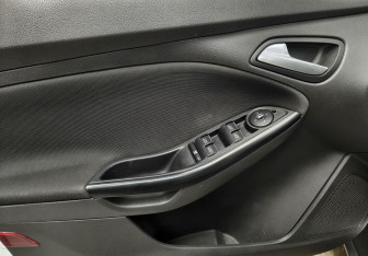Подержанный автомобиль Ford Focus Hatchback 2014 года (15 фото)