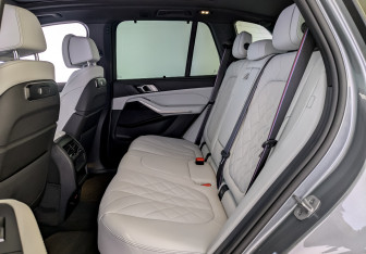 Подержанный автомобиль BMW X5 2025 года (12 фото)