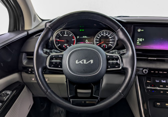 Подержанный автомобиль Kia Carnival 2022 года (24 фото)