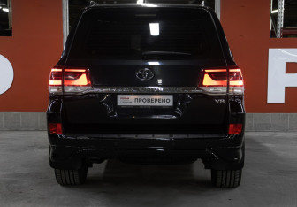 Подержанный автомобиль Toyota Land Cruiser Suv 2016 года (6 фото)