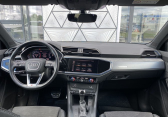 Подержанный автомобиль Audi Q3 2021 года (12 фото)