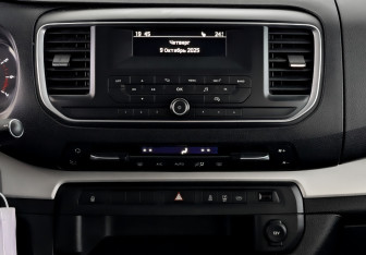 Подержанный автомобиль Peugeot Traveller 2021 года (16 фото)