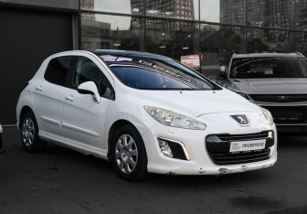 Подержанный автомобиль Peugeot 308 Hatchback 2011 года (3 фото)