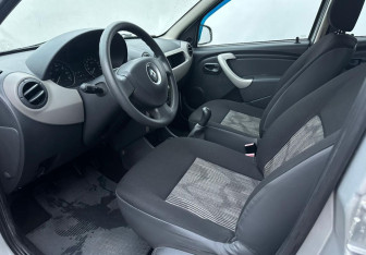 Подержанный автомобиль Renault Sandero 2012 года (9 фото)