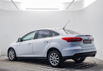 Подержанный автомобиль Ford Focus Sedan 2015 года (7 фото)