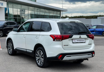 Подержанный автомобиль Mitsubishi Outlander 2019 года (7 фото)