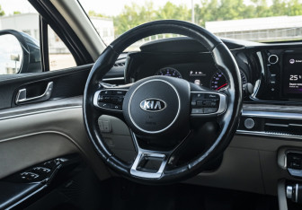 Подержанный автомобиль Kia K5 2020 года (10 фото)