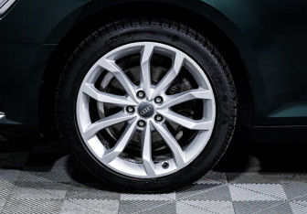 Подержанный автомобиль Audi A4 Sedan 2017 года (15 фото)