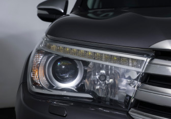 Подержанный автомобиль Toyota Hilux 2015 года (22 фото)