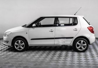 Подержанный автомобиль Skoda Fabia Hatchback 2010 года (8 фото)