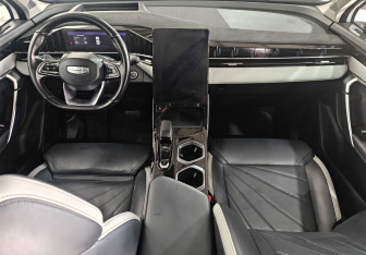 Подержанный автомобиль Geely Atlas 2023 года (11 фото)