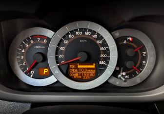 Подержанный автомобиль Toyota RAV4 2011 года (13 фото)