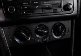 Подержанный автомобиль Volkswagen Polo Sedan 2012 года (13 фото)