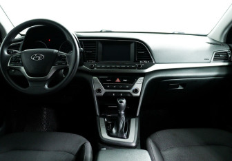 Подержанный автомобиль Hyundai Elantra Sedan 2018 года (8 фото)