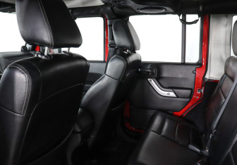 Подержанный автомобиль Jeep Wrangler 2011 года (12 фото)