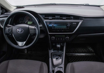 Подержанный автомобиль Toyota Auris Hatchback 2013 года (13 фото)