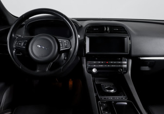 Подержанный автомобиль Jaguar F-Pace 2017 года (12 фото)