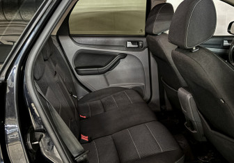 Подержанный автомобиль Ford Focus Hatchback 2010 года (13 фото)