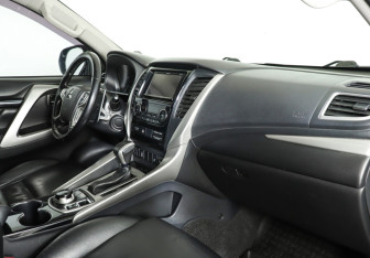 Подержанный автомобиль Mitsubishi Pajero Sport 2017 года (9 фото)