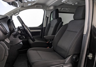 Подержанный автомобиль Peugeot Traveller 2018 года (20 фото)