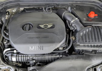 Подержанный автомобиль MINI Hatch 2016 года (9 фото)