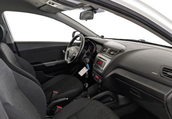 Подержанный автомобиль Kia Rio Sedan 2017 года (13 фото)