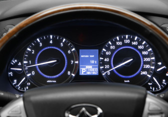 Подержанный автомобиль Infiniti QX80 2017 года (11 фото)