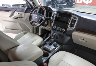 Подержанный автомобиль Mitsubishi Pajero 2017 года (11 фото)
