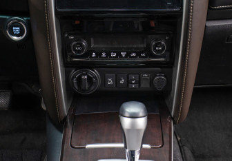 Подержанный автомобиль Toyota Fortuner 2017 года (16 фото)