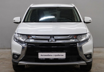 Подержанный автомобиль Mitsubishi Outlander 2018 года (2 фото)