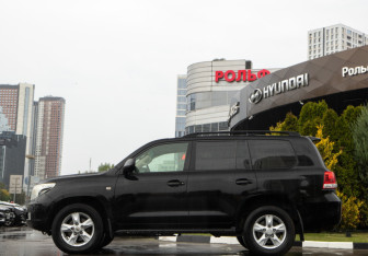 Подержанный автомобиль Toyota Land Cruiser Suv 2010 года (6 фото)