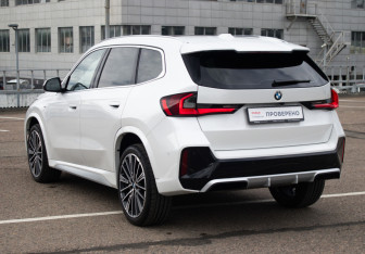 Подержанный автомобиль BMW X1 2024 года (7 фото)