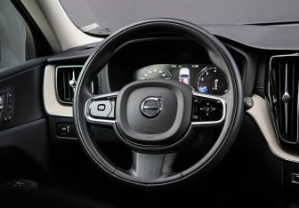 Подержанный автомобиль Volvo XC60 2019 года (13 фото)