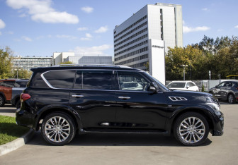 Подержанный автомобиль Infiniti QX80 2015 года (4 фото)