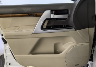 Подержанный автомобиль Toyota Land Cruiser Suv 2016 года (19 фото)