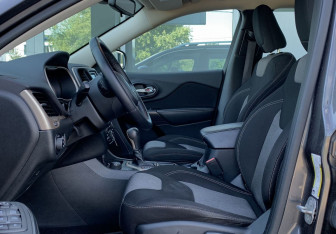 Подержанный автомобиль Jeep Cherokee 2014 года (19 фото)