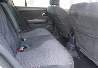 Подержанный автомобиль Nissan Tiida Hatchback 2010 года (10 фото)