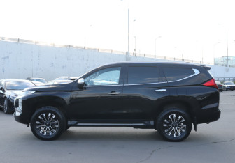 Подержанный автомобиль Mitsubishi Montero Sport 2023 года (8 фото)