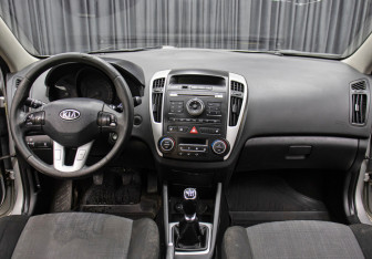 Подержанный автомобиль Kia Ceed Hatchback 2010 года (14 фото)