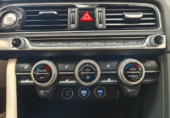 Подержанный автомобиль Genesis G70 2022 года (14 фото)