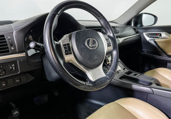 Подержанный автомобиль Lexus CT 2011 года (13 фото)