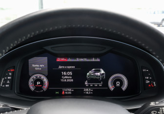 Подержанный автомобиль Audi Q8 2019 года (13 фото)