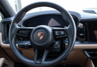 Подержанный автомобиль Porsche Cayenne 2025 года (19 фото)