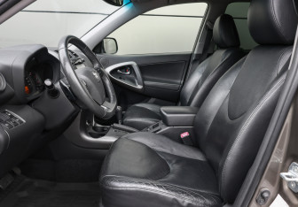 Подержанный автомобиль Toyota RAV4 2012 года (14 фото)
