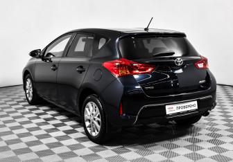 Подержанный автомобиль Toyota Auris Hatchback 2014 года (7 фото)